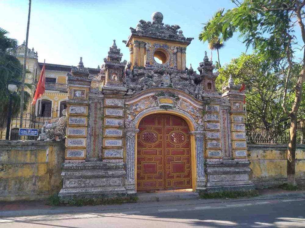 The main gate is designed in the European Baroque style but also incorporates motifs with Vietnamese significance